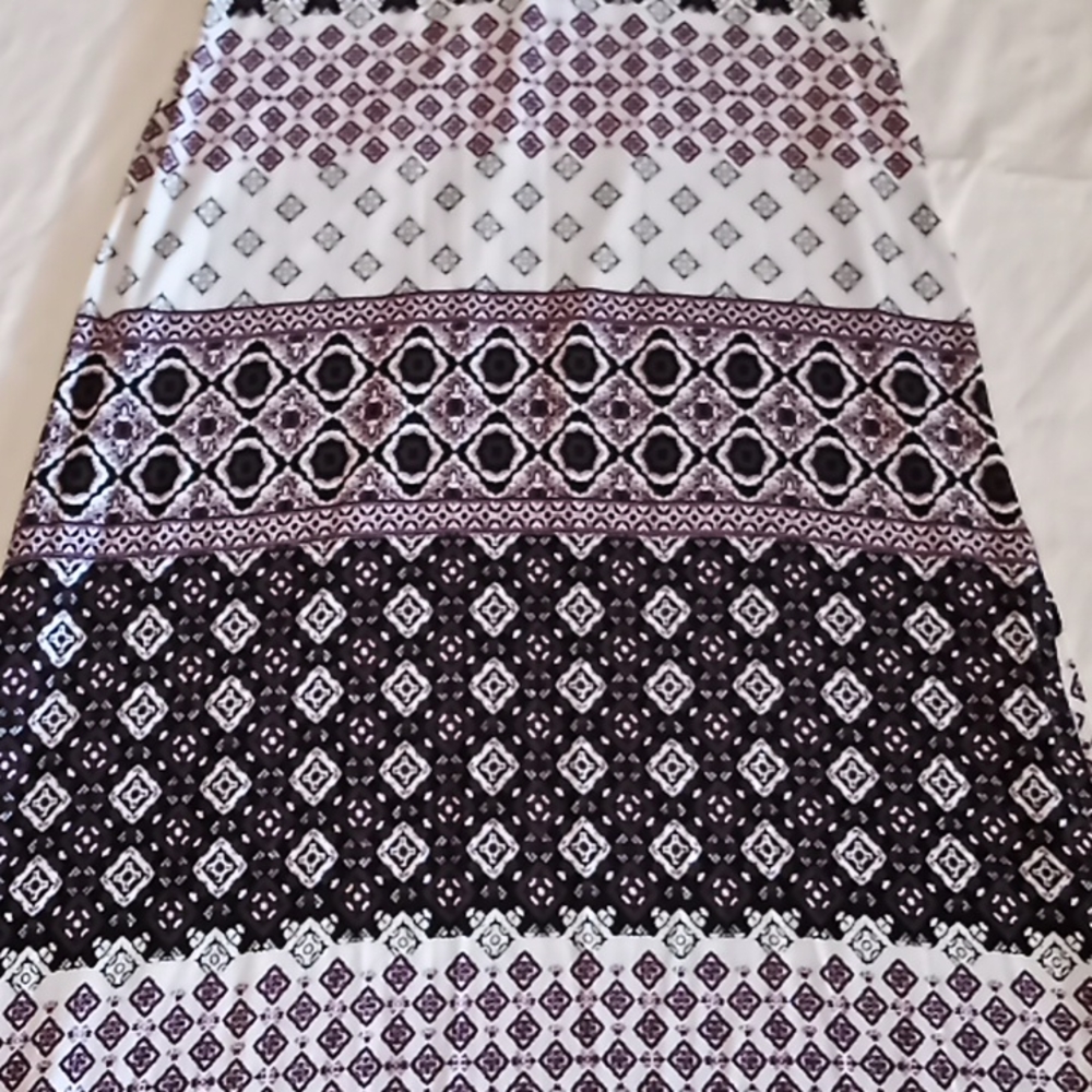 Charlotte Russe Long Skirt With Slit On Each Side.White/Burgundy & Black Pattern - Picture 6 of 14